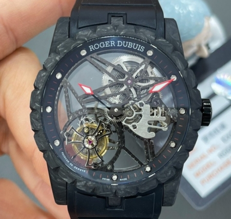 BBR Factory Fake Watch Roger Dubuis Excalibur DBEX0577: A Carbon Fiber Masterpiece with Black Strap